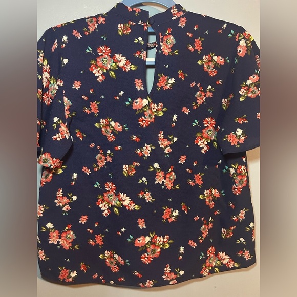 Kaii Los Angelos floral blouse with key hole detail in front and back. Gorgeous! - Picture 10 of 10